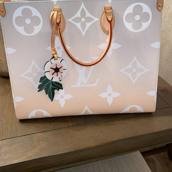 Louis Vuitton OnTheGo GM by the Pool Brume - Picture 4 of 5